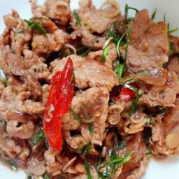 ข้าวหน้าหมูชิ้นผัดกะปิ,พริกขี้หนูสวน,ตะไคร้,หอมแดง,ใบมะกรูดซอย