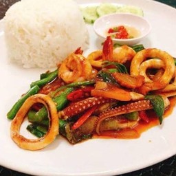 ผัดพริกแกงทะเลราดข้าว