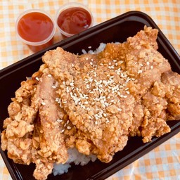 ข้าว ไก่ทอดกรอบ (สะโพกไก่ให้เลยยกชิ้น)