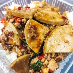 ข้าวกะเพราหมูยอ