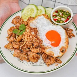 ไก่กะเทียมราดข้าว