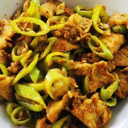 ข้าวหน้าหมูชิ้นผัดพริกแกงใต้ใส่พริกหยวก