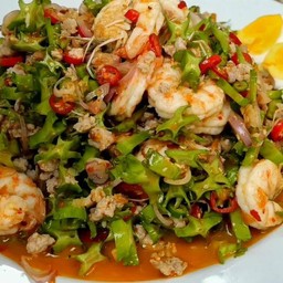 ยำถั่วพลูกุ้งสด