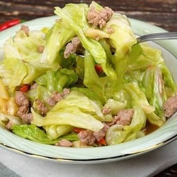 ผัดกะหล่ำปลีหมูสับ (กับข้าว)