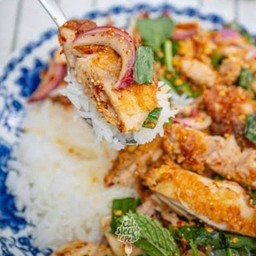 ข้าวยำไก่ทอดรสแซ่บ