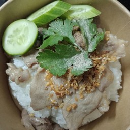 หมูชิ้นกระเทียม ราดข้าวหอม