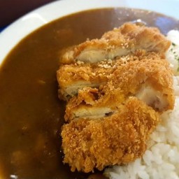 ข้าวไก่ทอดราดซอสแกงกะหรี่