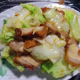 ผัดกะหล่ำปลีหมูกรอบราดข้าว