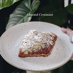 Almond Croissant อัลมอนด์ครัวซอง