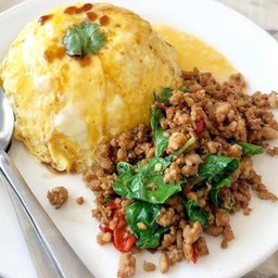 ข้าวกะเพราหมูสับราดไข่นุ่ม