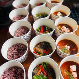 เซตปิ่นโต A (แกงส้มชะอมกุ้ง,คะน้าปลาเค็ม,ข้าวสวย,ขนมหวาน-ผลไม้