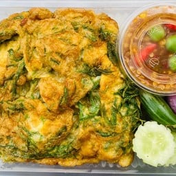 ข้าวไข่เจียวชะอม + น้ำพริกกะปิ (แถมฟรีผักสด)