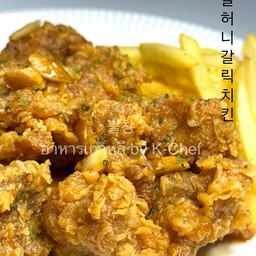 ไก่ไร้กระดูกทอดกรอบคลุกซอสฮันนี่การ์ลิคพร้อมเฟรนฟรายส์