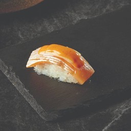 ซูชิท้องปลาแซลมอนชีสย่างไฟ