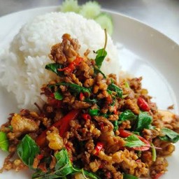 กระเพราเนื้อราดข้าว