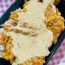ข้าว ไก่ทอด ซอสเกรวี่ ครีมมี่ นัวสะใจ (สะโพกไก่ให้เลยยกชิ้น)