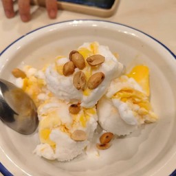 ไอติมไข่แข็ง แถมฟรี ถั่วลิสงคั่ว