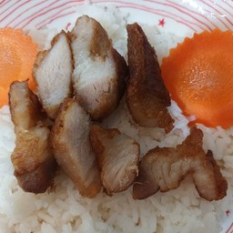 ข้าวหน้าหมูสามชั้นทอดน้ำปลา