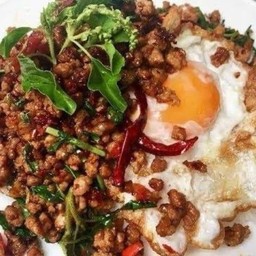 กะเพราพริกแห้งหมูสับ