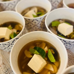 เซตปิ่นโตสุขภาพ-มังสวิรัติ D (ต้มยำเห็ด3อย่าง, ผัดกระเพราเต้าหู้พริกแห้ง,ข้าวสวย,ขนมหวาน-ผลไม้)