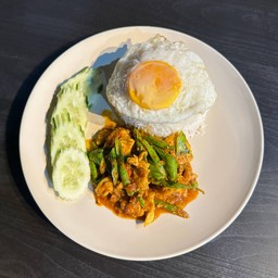 ผัดพริกแกงไก่ราดข้าว