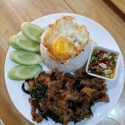 กระเพราเนื้อสไลด์ไข่ดาว