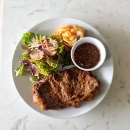 สเต็กเนื้อพริกไทยดำ strip loin steak with black paper