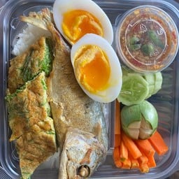 ข้าวน้ำพริกกะปิ ปลาทูทอด ชะอม ไข่ต้ม (แถมฟรีผักสด)