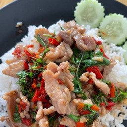 กระเพราหมูชิ้นราดข้าว
