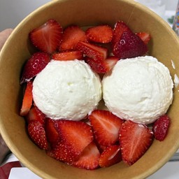 Greek yogurt 2 สกูป Strawberries ล้วน + honey