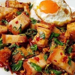กะเพราพริกแห้งหมูกรอบ
