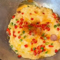 ข้าวราดไข่เจียวพริกซอยหอมซอยหมูสับ