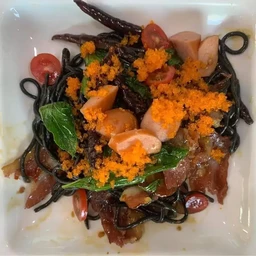 สปาเบค่อนพริกแห้งเส้นดำไข่กุ้ง