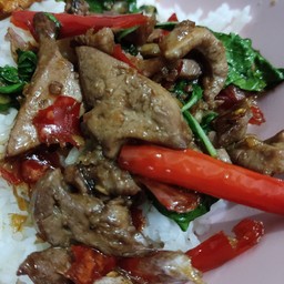 ข้าวกะเพราเครื่องในไก่