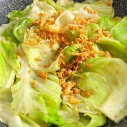 ข้าวราดกะหล่ำปลีผัดน้ำปลา