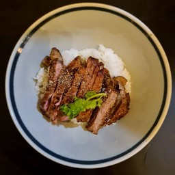 ข้าวหน้าเนื้อย่าง Grilled brisket and Thai spicy sauce with rice