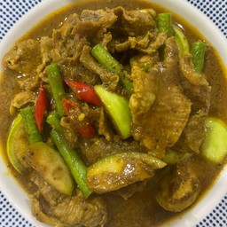 แกงพริกหมูชิ้นใส่ผัก หรอยคาด กินข้าวร้อนๆๆไข่เจียว