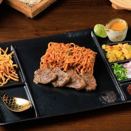 ข้าวซอยผัดแห้งเนื้อน่องลาย