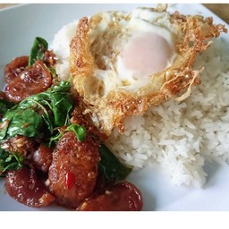 ข้าวราดผัดกระเพรากุนเชียง