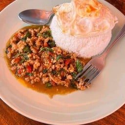 กระเพราหน้าบ้าน