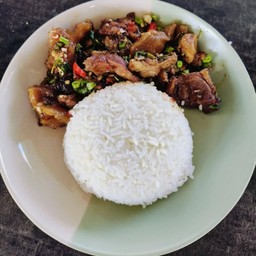 ข้าวกระเพราเนื้อตุ๋น