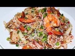 ยำขนมจีนรวมปลาทูหมูยอกุ้ง