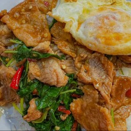 กระเพราหมูชิ้นไข่ดาว