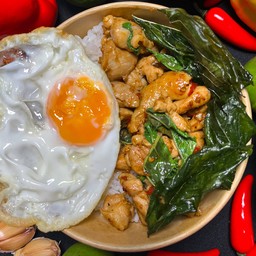 ข้าวผัดกะเพราไก่ชิ้น + ไข่ดาว