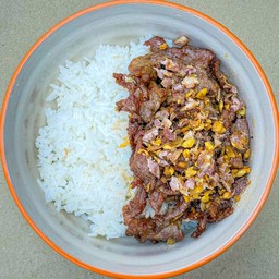 เนื้อกระเทียมราดข้าว