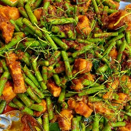 ผัดพริกแกงถั่วหมูสามชั้น