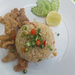 ข้าวผัดพริกขี้หนูหมูทอด