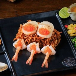 ข้าวซอยผัดแห้งหอยเชลล์ และกุ้ง ไข่กุ้ง