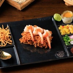 ข้าวซอยผัดแห้ง กุ้ง และไข่กุ้ง