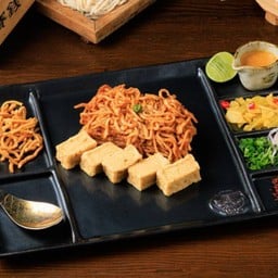 ข้าวซอยผัดแห้งเต้าหู้ทอด